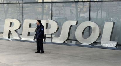 Un guardia de seguridad en la sede de Repsol en Madrid