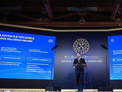 El ministro turco de Finanzas, Berat Albayrak, explica en rueda de prensa el nuevo programa económico del Gobierno para 2019.