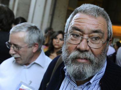 Los líderes de UGT y CC OO, Cándido Méndez e Ignacio Fernández Toxo, en la manifestación contra la reforma de la Constitución, ayer en Madrid.