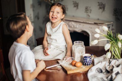 Una niña se ríe y disfruta con su hermano.