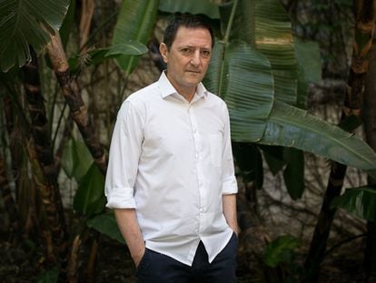 El escritor Ignacio Martinez de Pison en Barcelona en agosto de 2020.