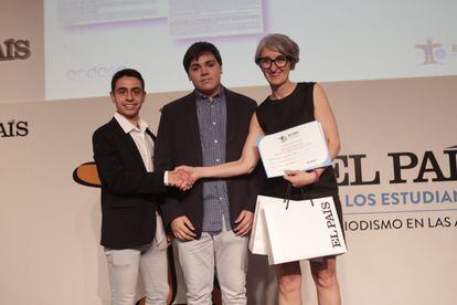 Daniel González y Enol Méndez reciben el premio a la Mejor entrevista de la mano de la subdirectora de la Escuela de Periodismo UAM-EL PAÍS, Soledad Alcaide. 