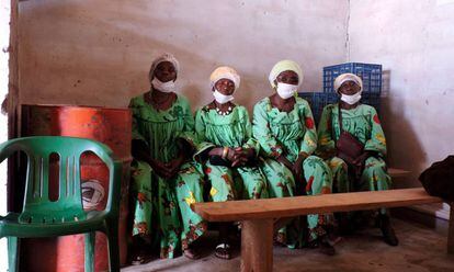 Cuatro mujeres de la cooperativa Socooprace, en su sede en Nkométou (Camerún).