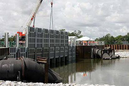 Maniobra de prueba de compuertas de nueva instalación en un canal de Nueva Orleans.