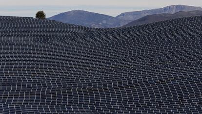 Vista de un campo de paneles solares en el sur de Francia.