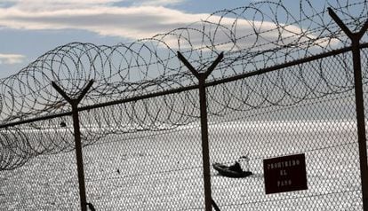 La verja del espigón que separa Ceuta de Marruecos.
