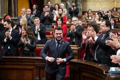 El president Pere Aragonès, aplaudido tras la votación. / MASSIMILIANO MINOCRI