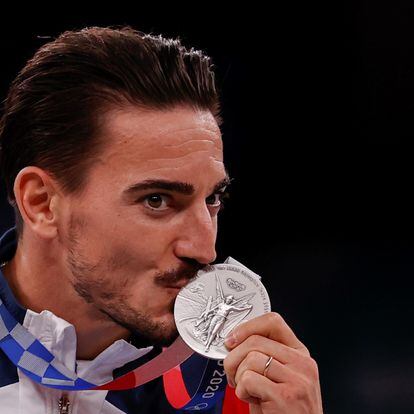 EVE9002. TOKIO (JAPÓN), 06/08/2021.- El español Damián Quintero celebra en el podio tras ganar la medalla de plata en kata masculino de karate por los Juegos Olímpicos 2020, este viernes en el estadio Nippon Budokan en Tokio (Japón). EFE/Miguel Gutiérrez