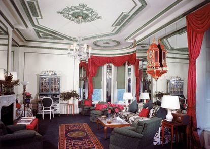 Salón de la suite Vertes, decorado por Elsie de Wolfe, en el Hotel Plaza de Nueva York (Revista Life, 1946). |