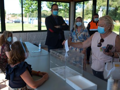 Votación simulada durante la visita a un colegio electoral del Ayuntamiento de Pereiro de Aguiar (Ourense).