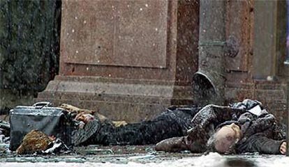 Los cuerpos de algunas víctimas yacen en el lugar del atentado de ayer en Moscú.
