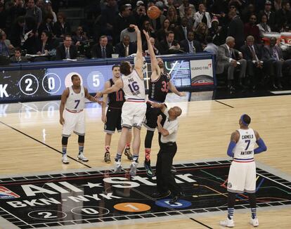 Pau y Marc Gasol en el salto inicial del All Star de 2015. 