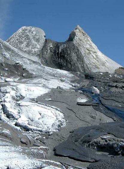 Depósitos blancos de carbonatitas en el volcán Oldoinyo Lengai.