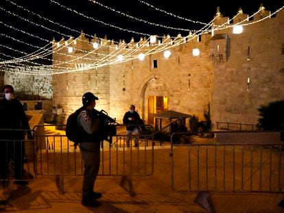 Policías israelíes ante la puerta de Damasco de Jerusalén, engalanada para el Ramadán.