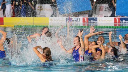 El equipo de La Sirena-Matar&oacute; celebra el t&iacute;tulo de la LEN