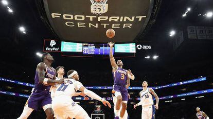 Chris Paul, de los Phoenix Suns (centro), en un partido contra los Washington Wizards, en Phoenix (Arizona, EE UU), el 20 de diciembre.