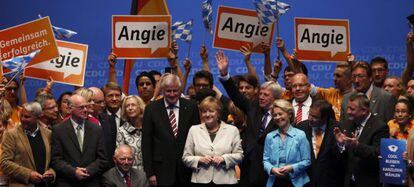 Merkel, en el centro, en un mitin en Dusseldorf el domingo.