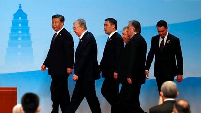 Desde la izquierda, los presidentes de China, Xi Jinping; de Kazajistán,Kasim-Yomart Tokáyev; de Kirguistán, Sadir Japarov; de Uzbekistán, Shavkat Mirziyoyev; de Tayikistan, Emomali Rahmon, y de Turkmenistán, Serdar Berdimukhamedov, en la cumbre entre China y Asia central, este viernes en la ciudad china de Xi'an.