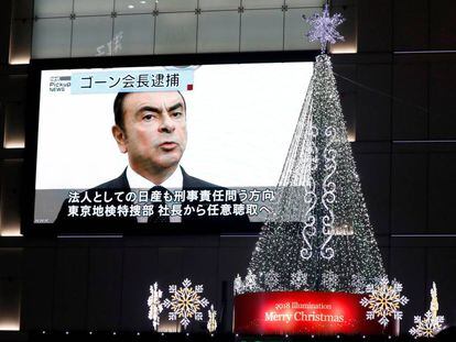 Un monitor en las calles de Tokyo muestra un informativo en el que se habla de la detención de Carlos Ghosn.