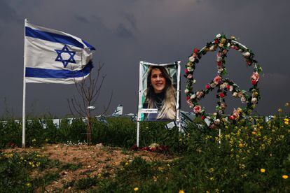 Conmemoración cerca de la frontera de Gaza para conmemorar a una de las víctimas del ataque de Hamás el 7 de octubre de 2023. 
