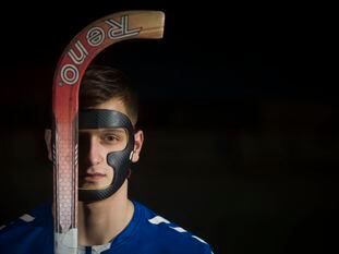 El jugador de Hockey Roger Bars, con la máscara que protege su cara.
