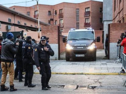 Una furgoneta de la policía traslada a prisión a los futbolistas detenidos, en 2017.