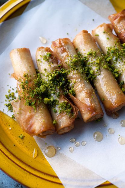 Canutillos dulces de pasta filo rellenos de almendras y pistachos, uno de los postres incluidos en el libro 'Jerusalén', de Yotam Ottolengui y Sami Tamimi.