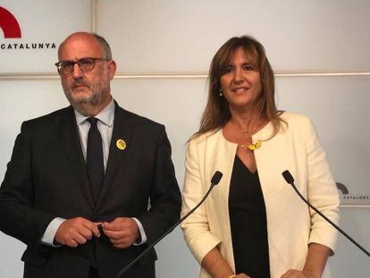 Eduard Pujol y Laura Borràs, en una rueda de prensa en el Parlament.