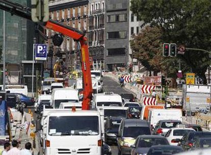 Colapso de tráfico por las obras de la Carrera de San Jerónimo (Madrid).