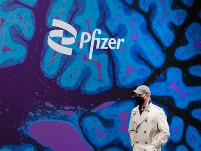 Un hombre pasa ante la sede de Pzifer en Nueva York, en febrero de 2021.