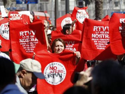 Trabajadores de RTVV protestan durante la &#039;masclet&aacute;&#039; con chalecos rojos