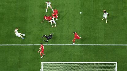 Karim Benzema anota en fuera de juego durante la pasada final de la Champions ante el Liverpool en París.