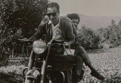 Joan Brossa, en moto amb Madelon Belle, a la dècada dels cinquanta. 