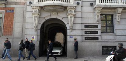 Entrada del edificio situado en el Paseo de la Castellana, 55 (Madrid).