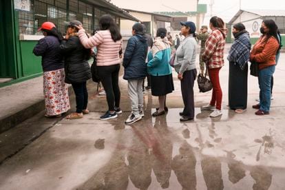 Personas hacen fila para votar en el referéndum del 20 de agosto, en San Miguel del Común (Ecuador).