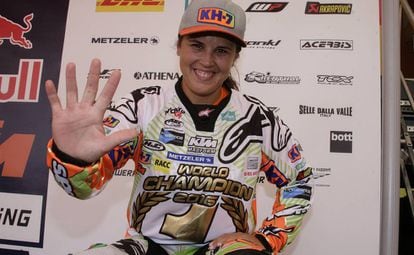 Laia Sanz celebra su quinto título mundial en enduro.