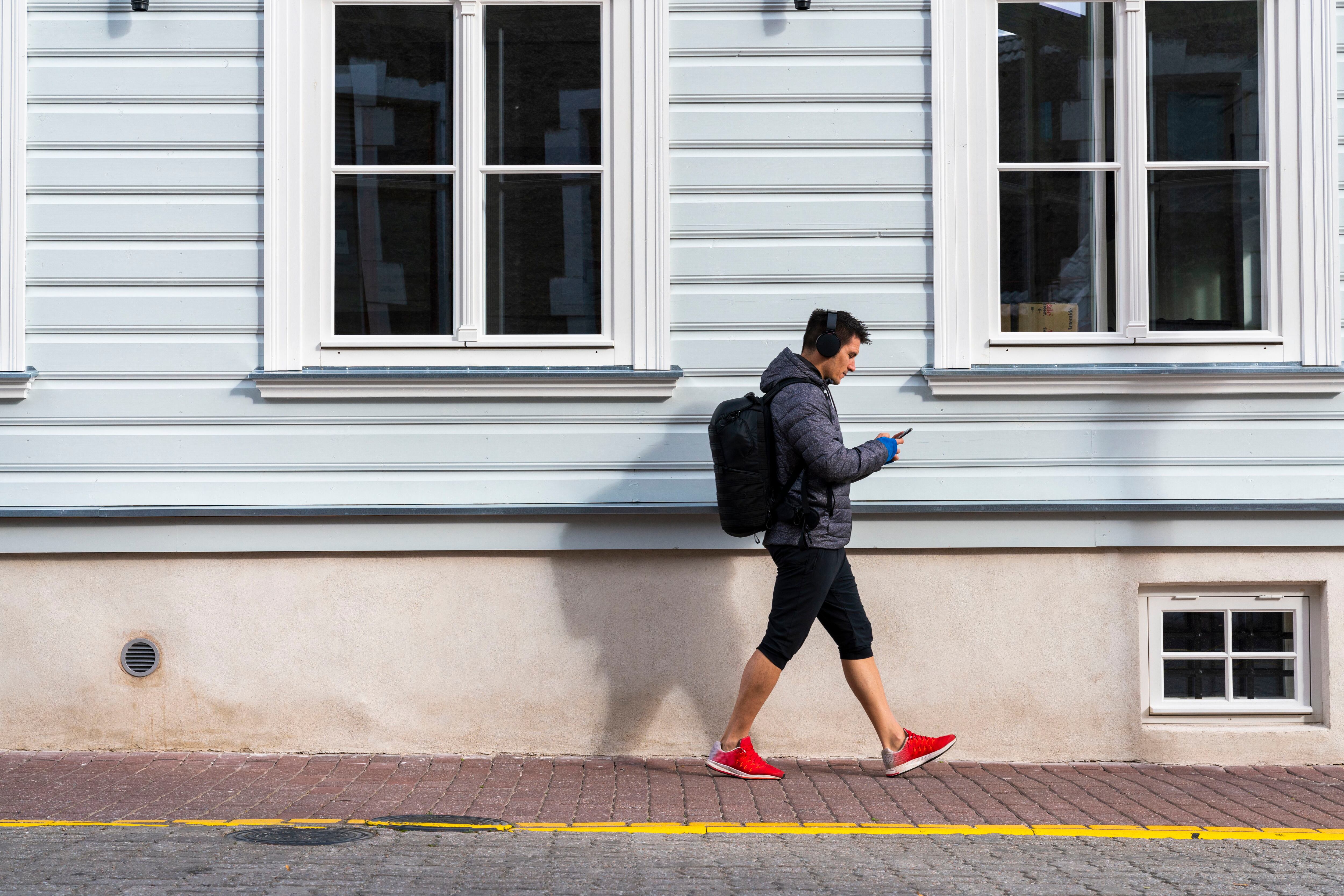 Personas caminando con el móvil en la mano