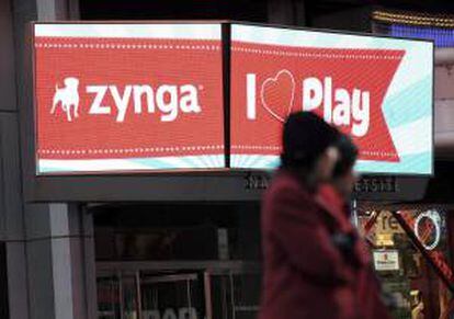 La pantalla exterior en la fachada del edificio NASDAQ muestra el logotipo de Zynga con motivo de su salida a bolsa, el 16 de diciembre de 2011 en Nueva York, Estados Unidos. EFE/Archivo