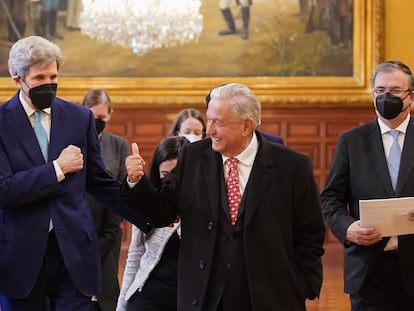 Andrés Manuel López Obrador, presidente de México, entre John Kerry, enviado de Joe Biden para el Clima, y el canciller mexicano, Marcelo Ebrard
