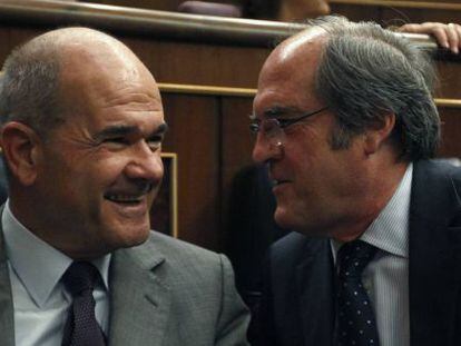 Manuel Chaves ríe con Ángel Gabilondo esta mañana en el Congreso.