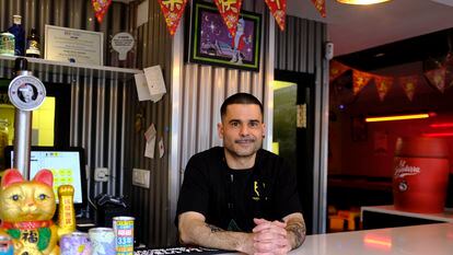 El cocinero Sergio García en la barra de su restaurante Muyummy, de Coslada, a finales de febrero de 2023.