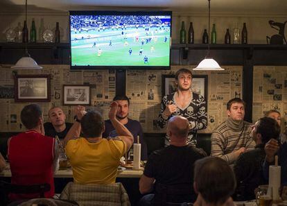 Un grupo de aficionados de Ucrania reaccionan en un bar de Kiev a una de las jugadas del partido contra Francia.