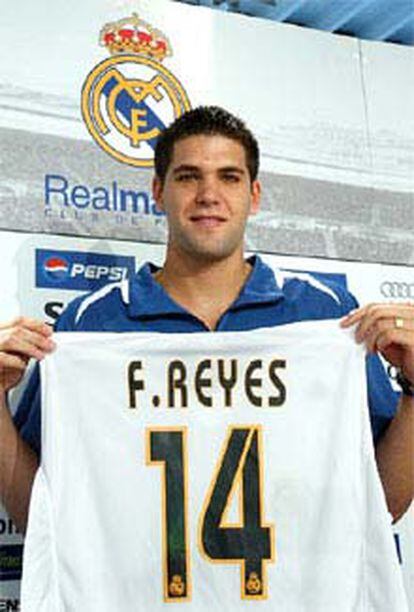 Felipe Reyes, con su nueva camiseta del Real Madrid, con el número 14.