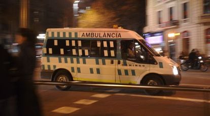 Una ambulancia circula por una calle de Barcelona.