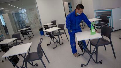 El colegio Summa de San Sebastián prepara este martes las aulas ante la vuelta de los alumnos a clase.