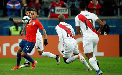 Vargas controla el balón ante Advíncula y Tapia.