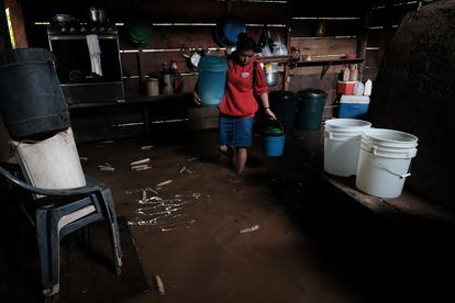 Una mujer evacúa su hogar en la comunidad El Guineo en Suina, ante las inundaciones provocadas por el huracán Iota.