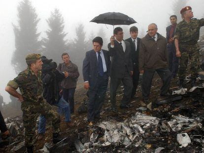 Federico Trillo, durante su visita como ministro de Defensa al lugar del accidente del Yak-42.