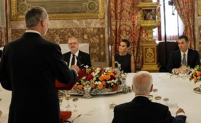 Felipe VI acompañado por la reina Letizia (centro) y el presidente del Gobierno Pedro Sánchez (derecha), entre otros líderes mundiales. El Rey ha recordado que “la guerra ha vuelto a Europa” y eso supone, más allá del coraje y dignidad del pueblo ucranio, que ha elogiado, un “trágico fracaso para el mundo”.