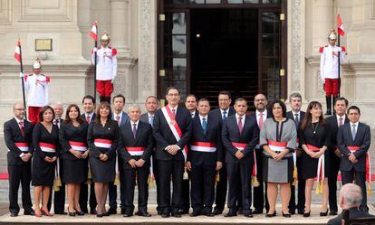 El presidente Vizcarra junto a sus nuevos ministros.